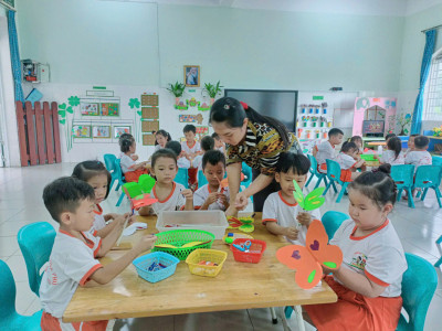 BÉ VỚI HOẠT ĐỘNG TẠO HÌNH