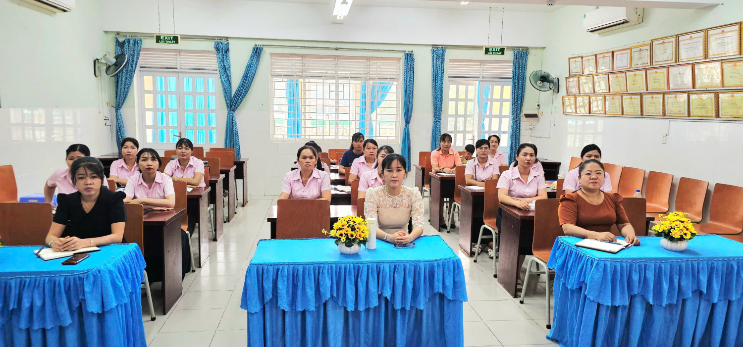 SÁNG 18/7/2025, CÁN BỘ, GIÁO VIÊN TRƯỜNG MẦM NON HÒA PHÚ TÍCH CỰC THAM GIA BỒI DƯỠNG LÝ LUẬN CHÍNH TRỊ HÈ 2025